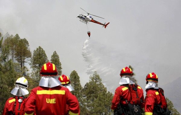 Na Kanárských ostrovech jsou teď v pohotovosti stovky hasičů. | Foto: Reuters