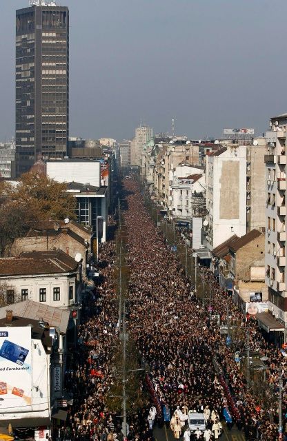 Vzhledem k pandemii chřipky a očekávanému velkému srocení davu bylo občanům doporučeno, aby si na ústa navlékli roušky. | Foto: Reuters