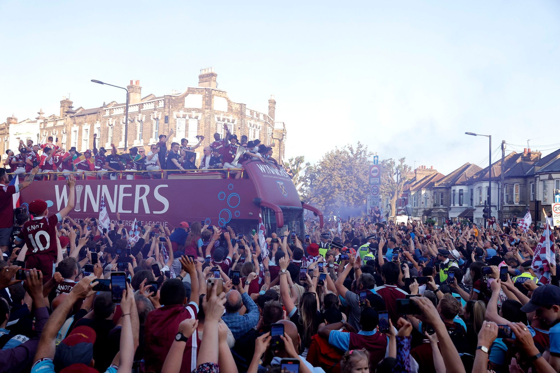 West Ham Fans Give Footballers Tumultuous Welcome After Triumph in European Conference League