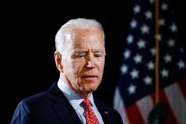 God Bless America! Prezidentský kandidát amerických demokratů Joe Biden uvázl ve vážných obtížích. | Foto: ČTK/AP/Matt Rourke