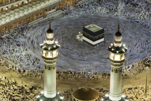 Poutnící chodí v kruhu kolem svatyně Kaaba. | Foto: Reuters