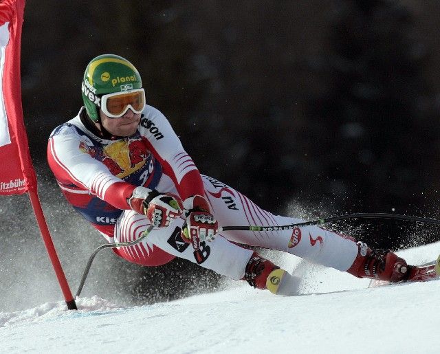 Klaus Kröll se řítí pro třetí místo ve sjezdu SP v Kitzbühelz. | Foto: Reuters