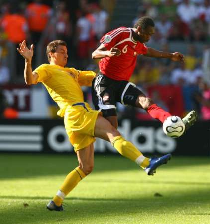 Švédský útočník Zlatan Ibrahimovič v souboji s Dennisem Lawrencem v utkání skupiny B Švédsko - Trinidad a Tobago. | Foto: Reuters