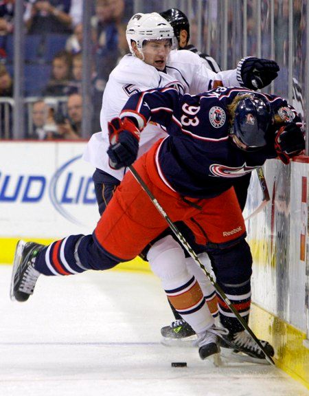 Jakub Voráček z Columbusu umí u mantilu přitvrdit. Tak jako s edmontonským Deanem Arsenem. | Foto: Reuters