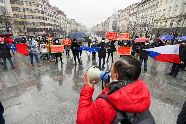 Demonstrace Barmánců v Praze proti převratu | Foto: ČTK