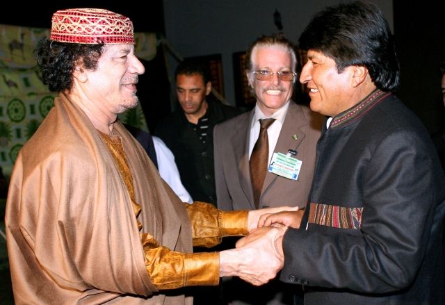 Bolivijský prezident Evo Moralesna setkání s libyjským vůdcem Muammarem Kaddáfím na libyjské ambasádě v nigerijské Abuji, 29. listopadu 2006. | Foto: ČTK