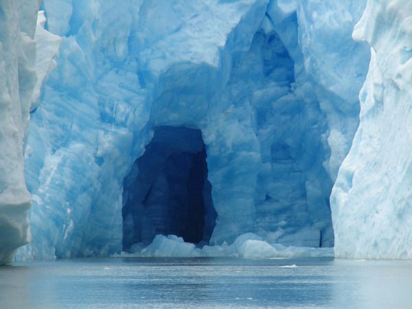 Patagonské ledovcové jeskyně / ARGENTINA Na nejvzdálenějším jižním cípu Argentiny se nachází Patagonie, která je domovem Národního ledovcového parku, ve kterém můžeme najít ty nejpůsobivější ledovcové útvary. Mezi nejzajímavější ledovcové útvary patří ledovcové jeskyně, které byly vytvořeny tekoucí vodou uvnitř nebo na povrchu ledovce. Podobné jeskyně můžeme také  nalézt na Islandu, v Norsku, na Aljašce nebo na Novém Zélandu. | Foto: AČCKA