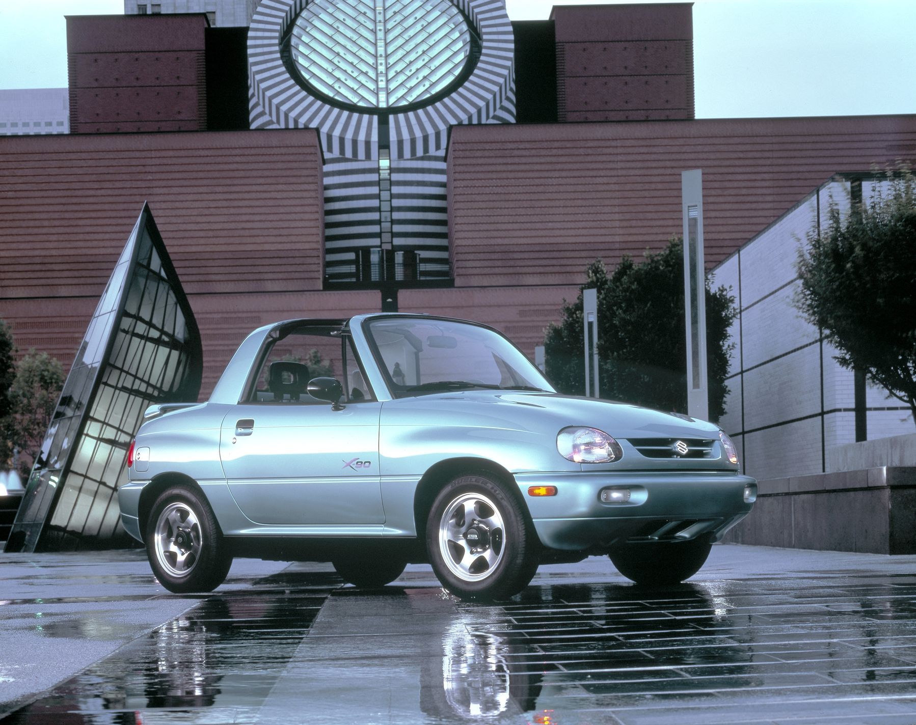 Průkopník malých SUV slaví, Suzuki Vitara má třicetiny