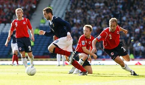 James McFadden ze Skotska uniká norským obráncům | Foto: Reuters