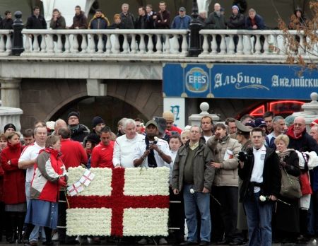 Angličtí fanoušci pokládají věnce u hrobu neznámého vojína před zápasem Ruska s Anglií. | Foto: Reuters