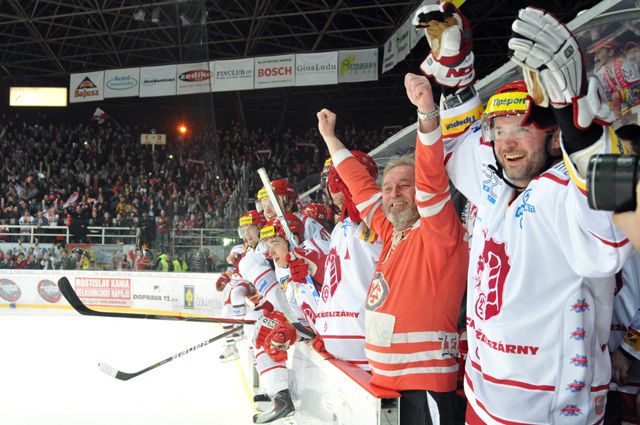 Konec. Ruce "třinecké lavičky" letí vzhůru. | Foto: Marian Ježowicz