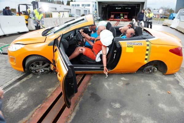 Automobily byly při testu obsazené čtyřmi figurínami. | Foto: ADAC