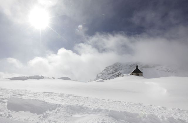 Kostelík v německých Alpách. | Foto: Reuters