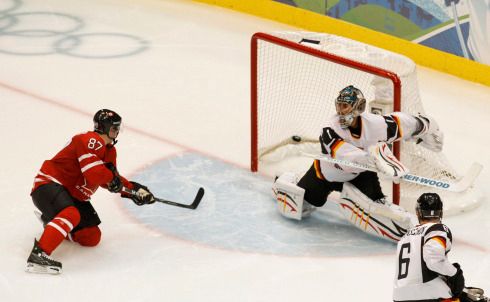 Crosby střílí gól | Foto: Reuters