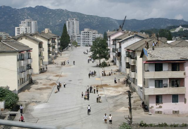 Takhle nějak vypadá obyčejný život v severokorejských městech. Snímek je z města Kesong u hranic s Jižní Koreou. | Foto: Reuters