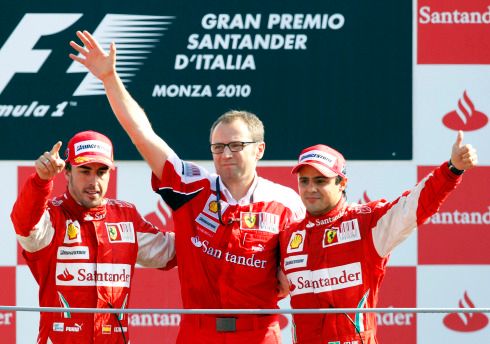 Šéf Ferrari Stefano Domenicali mohl být po VC Itálie s výkony svých svěřenců spokojen. Fernando Alonso závod vyhrál, Felipe Massa skončil třetí. Druhý dojel Jenson Button z McLarenu. | Foto: Reuters