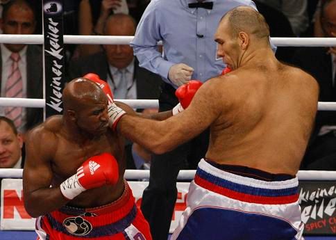 Z obrany do útoku, i Holyfield měl několik přesných direktů | Foto: Reuters