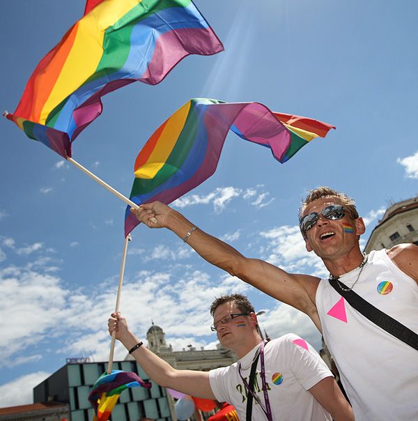 Na náměstí Svobody v Brně se potkaly desítky lidí, aby demonstrovali svou homosexuální orientaci. | Foto: Tomáš Adamec, Aktuálně.cz