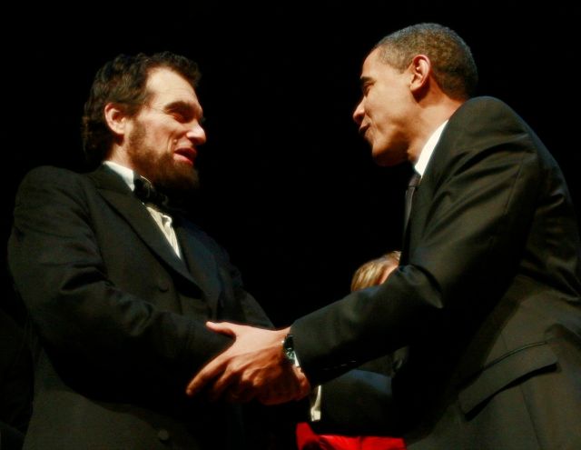 Obama se zdraví s imitátorem Abrahama Lincolna při příležitosti znovuotevření Fordova divadla, kde byl Lincoln v roce 1865 zavražděn | Foto: Reuters