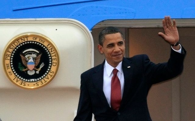 Obama na letišti v Tokiu. Před cestou vyloučil, že by jako první úřadující prezident USA navštívil Hirošimu a Nagasaki. Prý to má ale v úmyslu někdy v budoucnu. | Foto: Reuters