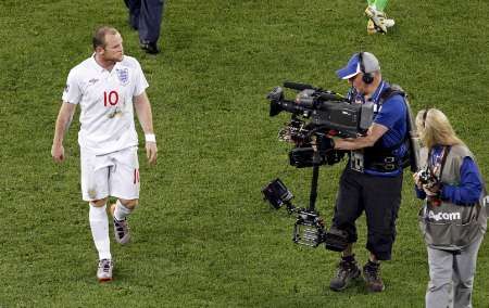 Zklamaný Wayne Rooney opouští stadion | Foto: Reuters