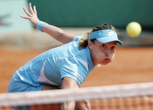 Italská tenistka Tathiana Garbinová se snaží vrátit míček z rakety Nicole Vaidišové v osmifinále French Open. | Foto: Reuters