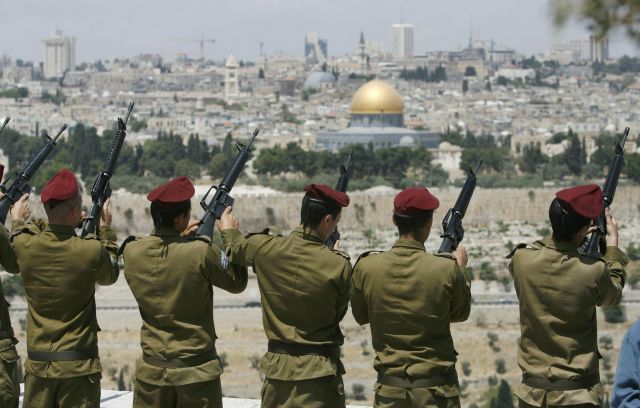 Izraelští vojáci na Olivetské hoře v Jeruzalémě. | Foto: Reuters