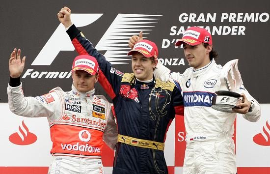 Tři nejlepší v Monze, zleva druhý Kovalainen, vítezný Vettel a třetí Kubica | Foto: Reuters