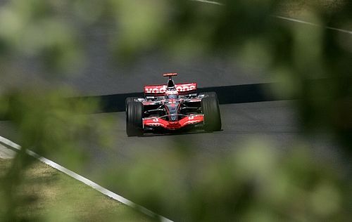 Fernando Alonso s McLarenem při pátečním tréninku na Velkou cenu Maďarska. | Foto: Reuters