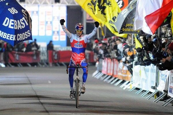 Zdeněk Štybar (na snímku) přetavil svůj přerod z cyklokrosaře na silničáře v první triumf v etapě na Grand Tour. 30. srpna přeťal jako první cílovou pásku 7. etapy v městečku Mairena del Aljarafe. Hned tu další pak vyhrál Leopold König, který obsadil skvělé deváté místo celkově. Pro triumf si do Madridu dojel Američan Chris Horner.