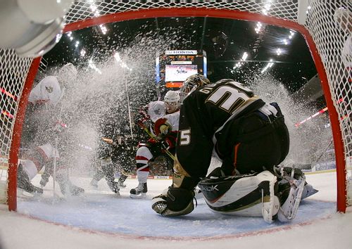 Jason Spezza (vlevo) a Mike Comrie z Otawwy pokropili ledovou sprchou anaheimského gólmana Jeana-Sebastiena Giguera. | Foto: Reuters