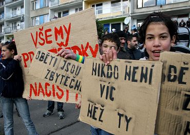 In the meantime, the Litvínov Roma suburb Janov saw a couple of hundreds of Romani waiting for the extremists to come. Their banners read "No one is more than you", "Children are innocent", "The world of color is more fun". | Foto: Tomáš Adamec