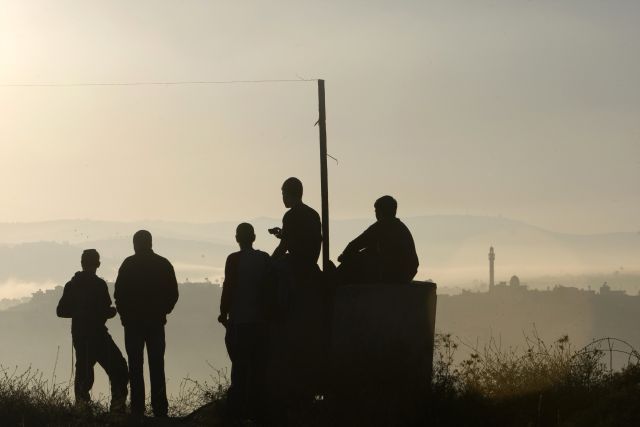 Židovští osadníci z osady Ramat Gilad na západním břehu Jordánu po ranní modlitbě. | Foto: Reuters