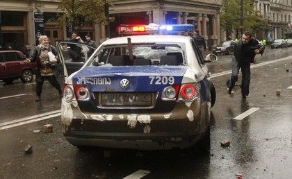 Zkáza v ulicích Tbilisi. Zdemolované policejní vozy najdete na kždém rohu. | Foto: Reuters