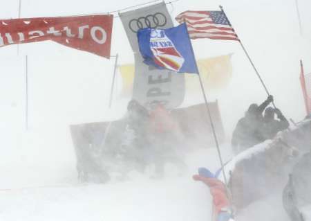 Počasí závodění nepřálo. | Foto: Reuters