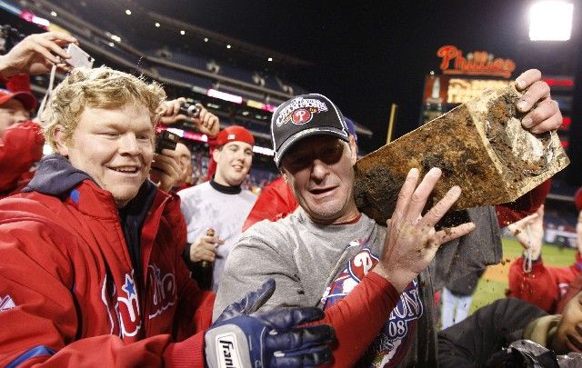 Nadhazovač Philadelphie Jamie Moyer slaví s vykopanou nadhazovací metou triumf ve Světové sérii nad Tampou Bay. | Foto: Reuters