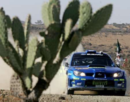 Petter Solberg se Subaru Impreza WRC na trati Mexické rallye. | Foto: Reuters