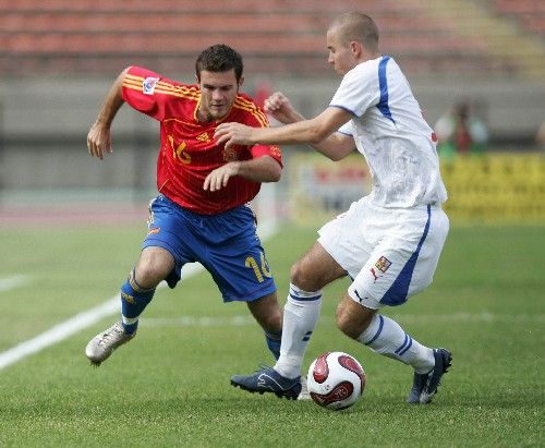 Český fotbalista Lukáš Kuban (vpravo) se snaží zastavit Španěla Juana Manuala Matu ve čtvrtfinále světového šampionátu do dvaceti let. | Foto: Reuters