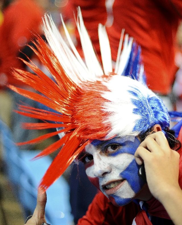 Fanoušci před zápasem Španělsko - Chile. | Foto: Reuters