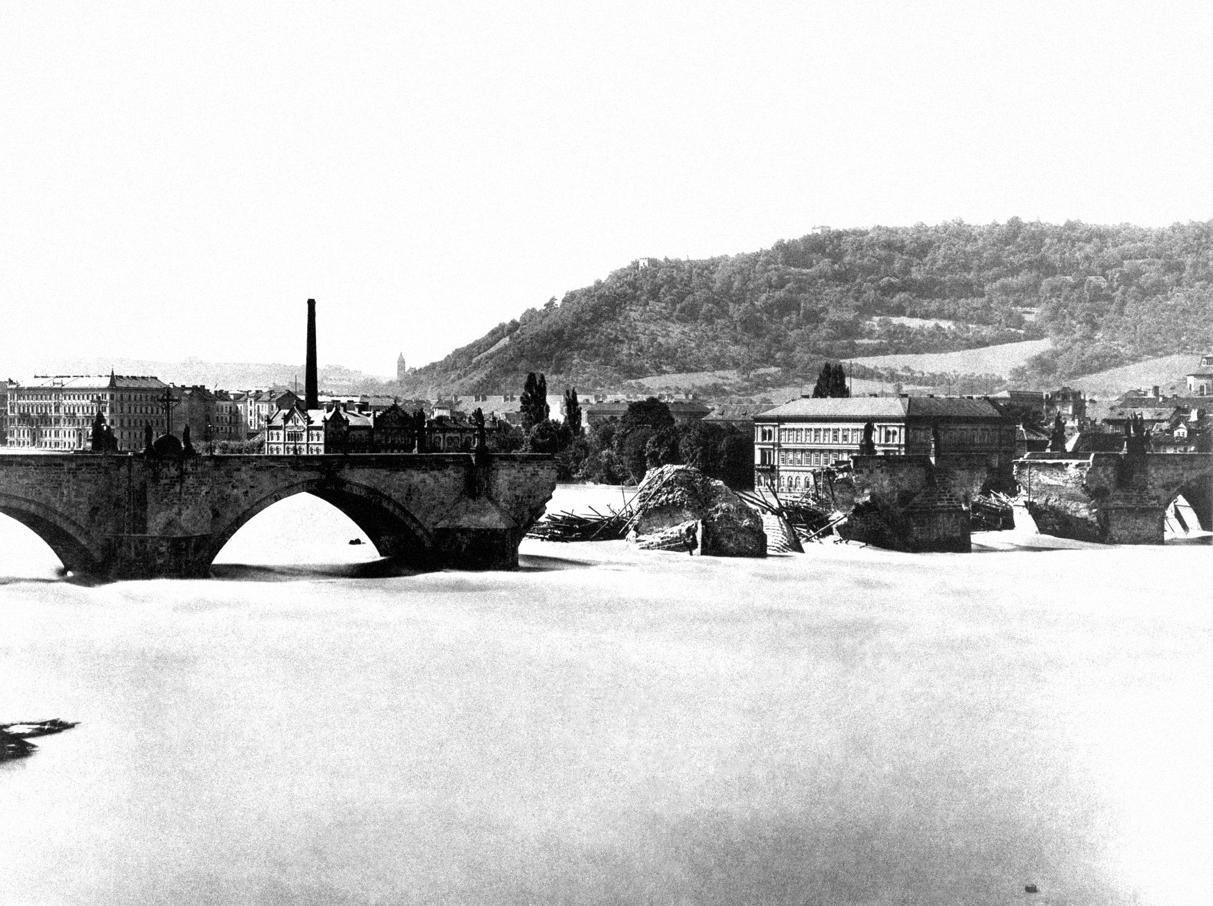 Image: 130 years ago, a flood killed in Prague.  She also tore down the arches of Charles Bridge