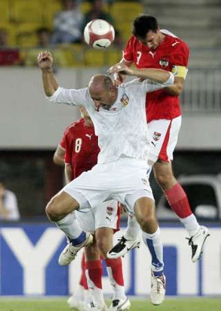 Martin Stranzl v hlavičkovém souboji s Janem Kollerem v přátelském utkání ve Vídni | Foto: Reuters