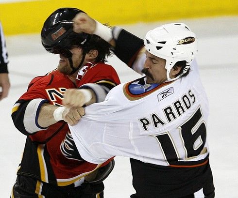 George Parros z Anaheimu sráží helmu Andre Royovi z Calgary Flames | Foto: Sport