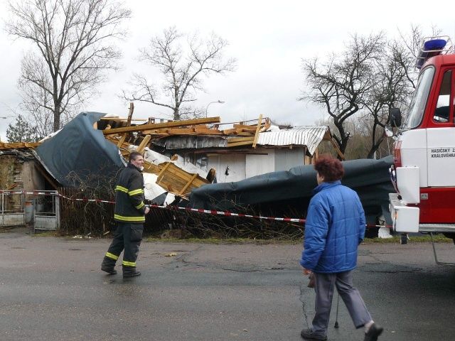 Záchranáři u zničeného domu v Hradci. | Foto: Jiří Máslo