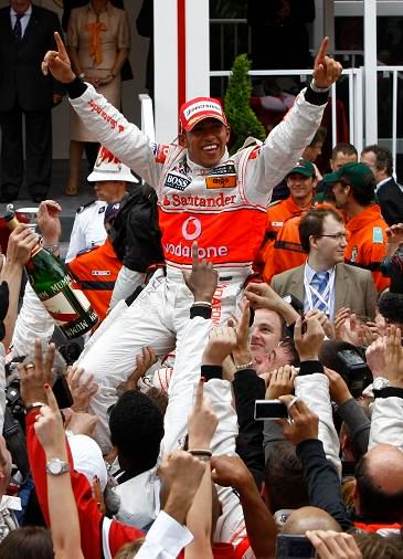 Radost Lewise Hamiltona a týmu McLaren | Foto: Reuters