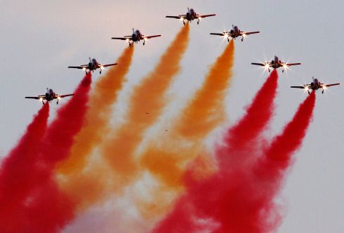 Hráče provázela i letka vypouštějící prachové pruhy ve španělských barvách. | Foto: Reuters