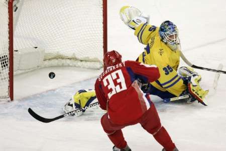 Maxim Sušinskij z Ruska skóruje do branky švédského gólmana Henrika Lundqvista. | Foto: Reuters