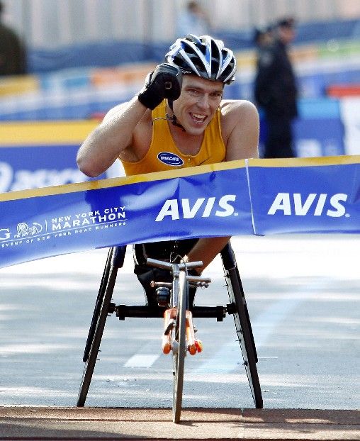 Australan Kurt Fearnley se raduje z vítězství v newyorském maratonu. | Foto: Reuters