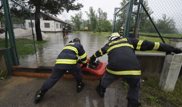 Hasiči odčerpávají vodu z čističky odpadních vod v Černošicích u Prahy. | Foto: ČTK