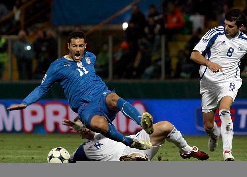 Faulovaný Ital Quagliarella v zápase proti Kypru | Foto: Sport