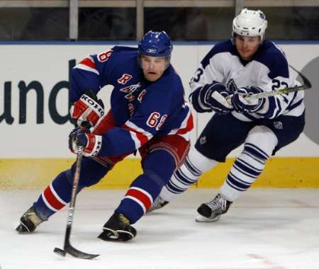 Newyorský Jezdec Jaromír Jágr nezadržitelně uniká Alexeji Ponikarovskému z Toronta. | Foto: Reuters